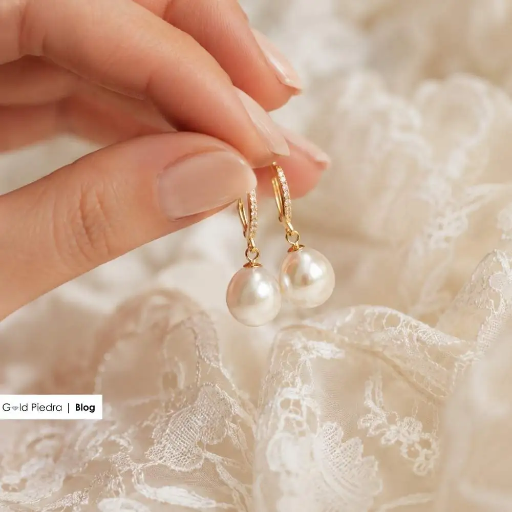 Romantik ve vintage gelin stilleri için tasarlanmış pırlanta detaylı inci küpe modeli.
