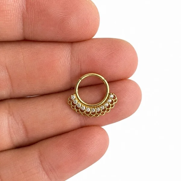 Dantel Desenli Sıra Taşlı Altın Halka Helix Piercing Dantel Desenli Sıra Taşlı Altın Halka Helix Piercing