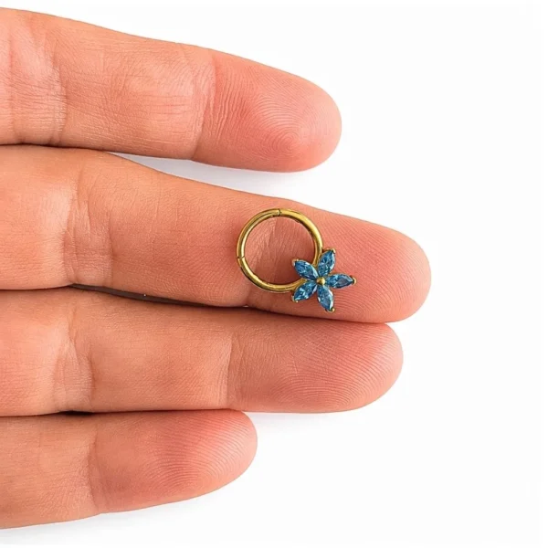 Mavi Taşlı Çiçek Figürlü Altın Halka Helix Piercing Mavi Taşlı Çiçek Figürlü Altın Halka Helix Piercing