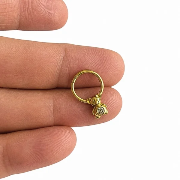 Tek Taşlı Ayıcık Figürlü Altın Halka Helix Piercing Tek Taşlı Ayıcık Figürlü Altın Halka Helix Piercing