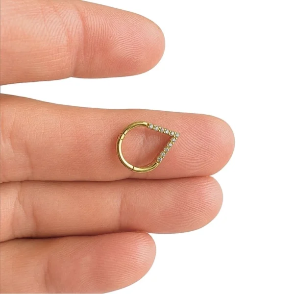 V Formlu Beyaz Sıra Taşlı Altın Halka Helix Piercing V Formlu Beyaz Sıra Taşlı Altın Halka Helix Piercing